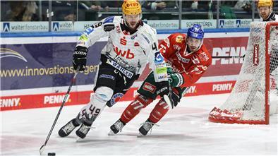 Pinguins-Spieler Lukas Kälble läuft Augsburgs Luca Tosto auf und davon. Die Bremerhavener wurden ihrer Favoritenrolle gerecht.
