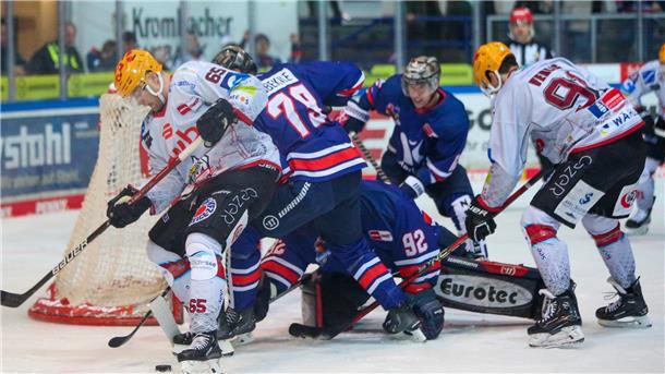 Pinguins im Zweikampf mit der Iserlohn Roosters.