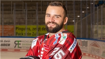 Pinguins-Stürmer Dominik Uher könnte am Freitag im nächsten Testspiel erstmals in dieser Saison mit auf dem Eis stehen.
