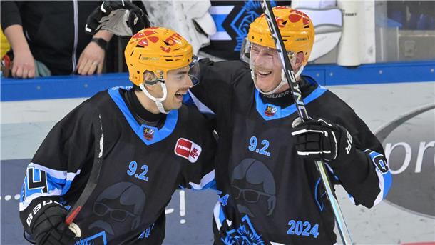 Pinguins kämpfen Straubing im Geburtstags-Topspiel nieder Pinguins-Stürmer Felix Scheel feiert mit Nicholas B. Jensen seinen zwischenzeitlichen Anschlusstreffer zum 2:3.