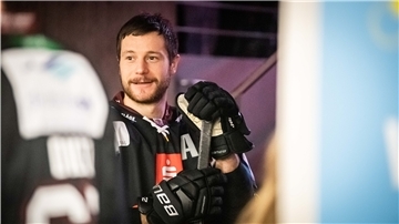 Pinguins-Stürmer Jan Urbas hat sich durchgebissen. Seine Durststrecke ist vorbei, er steht wieder auf dem Eis.