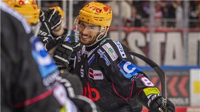 Pinguins-Stürmer Nino Kinder wurde erneut in die deutsche Eishockey-Nationalmannschaft berufen - und nimmt zwei Teamkollegen mit.