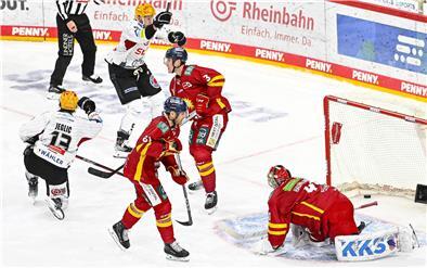 Pinguins-Stürmer Ziga Jeglic (links) trifft zum zwischenzeitlichen 1:1-Ausgleich und lässt Kapitän Jan Urbas im Hintergrund jubeln.