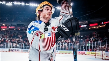 Ein Eishockey-Spieler der Fischtown Pinguins winkt den Fans zu.