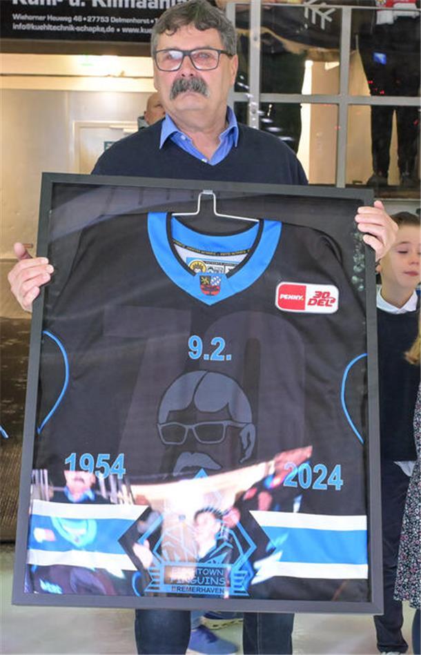 Pinguins kämpfen Straubing im Geburtstags-Topspiel nieder Pinguins-Teammanager Alfred Prey bekam zum 70. Geburtstag ein gerahmtes Sondertrikot zu seinen Ehren mit dem eigenen Konterfei.