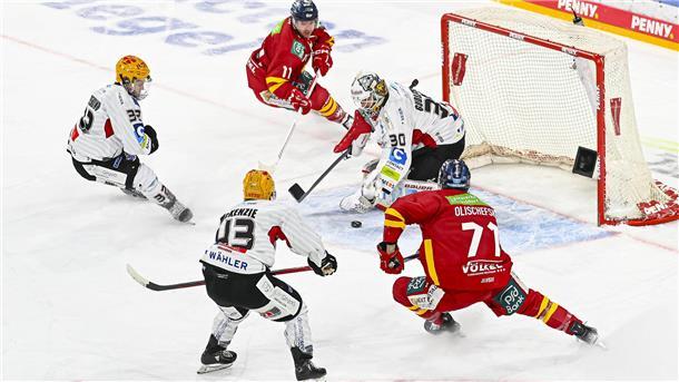 Pinguins-Torhüter Kristers Gudlevskis stand mehr im Mittelpunkt, als ihm lieb sein konnte.