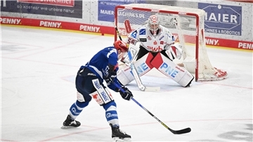 Ein Eishockeyspieler beim Torschuss
