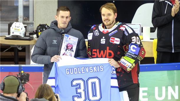 Pinguins-Torwart Kristers Gudlevskis wurde vor der Partie als DEL-Spieler des Monats November ausgezeichnet.
