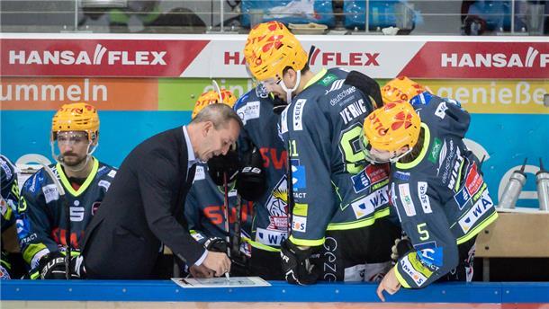 Thomas Popiesch erklärt seinen Spielern etwas 