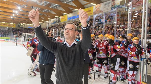 Pinguins-Trainer Thomas Popiesch jubelte nach dem letzen Heimspiel der Saison zusammen mit Spielern und Fans.