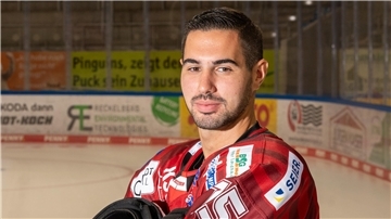 Pinguins-Verteidiger Gregory Kreutzer wird am Dienstag in Spiel sieben für die Eispiraten Crimmitschau in der DEL2 auflaufen.
