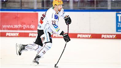 Pinguins-Verteidiger Phillip Bruggisser dehnt seinen Schläger wie einen Bogen und lässt den Puck rasend schnell wie einen Pfeil durch die Luft sausen.