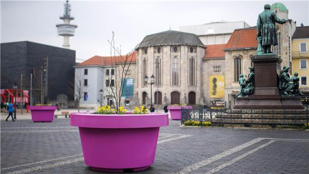 Grün, gelb oder rot? Wir haben die grauen Monsterkübel mal testweise umgefärbt Ein pinkfarbener Kübel ist auf einem öffentlichen Platz zu sehen.