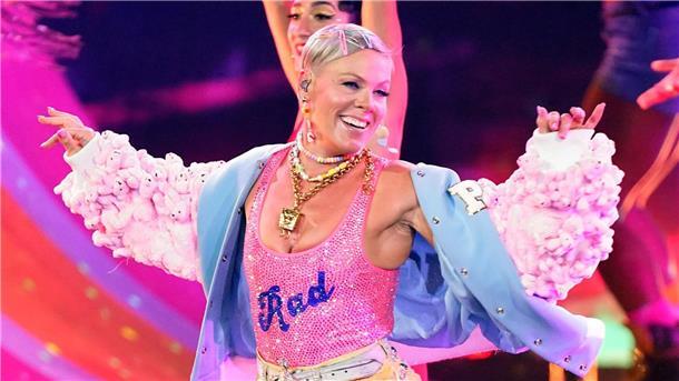 Superstar Pink erobert die Albumcharts Pink bei den American Music Awards 2022 im Microsoft Theater.
