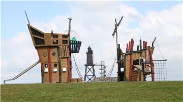 Piratenschiff vor Leuchtturm: Das gibt es nur in Dorum-Neufeld auf der Leuchtturm-Wiese