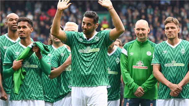 Claudio Pizarro (M) winkt vor dem Spiel ins Publikum.