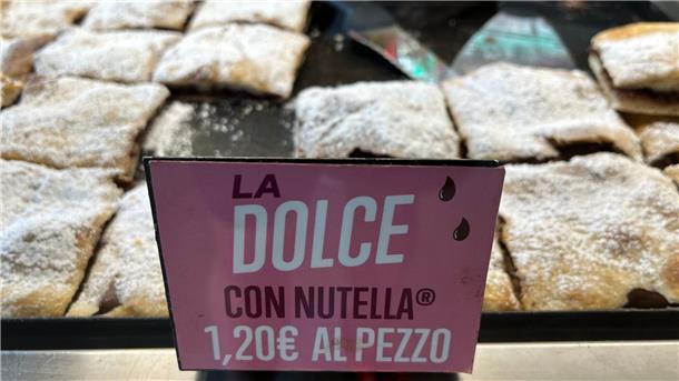 Die, der, das, mit oder ohne? Nutella wird 60 Pizza mit Nuss-Nougat-Aufstrich in einer italienischen Bäckerei.