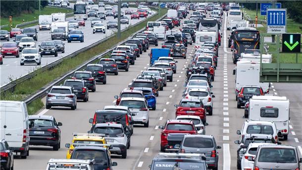 Abstimmung über Zukunft von Autos mit Verbrennungsmotor PKW und Reisebusse stehen auf der Autobahn A8 Richtung Norden im Stau. Ob nach 2035 in relevanter Zahl Verbrenner zugelassen werden, ist völlig offen.
