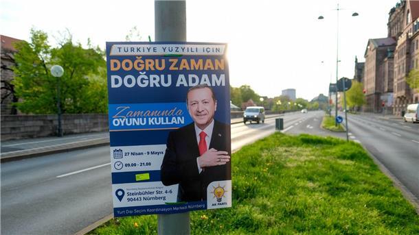 Besonders hohe Wahlbeteiligung von Deutsch-Türken Plakate für die Präsidentenwahl in der Türkei hängen am Frauentorgraben in Nürnberg. Darauf ruft Erdogan türkische Wahlberechtigte auf, bei der Wahl am 14. Mai für ihn zu stimmen.