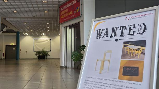 Designerstühle aus Mensen geklaut - neue Masche im Norden? Plakate sollen auf den ungewöhnlichen Diebstahl hinweisen.