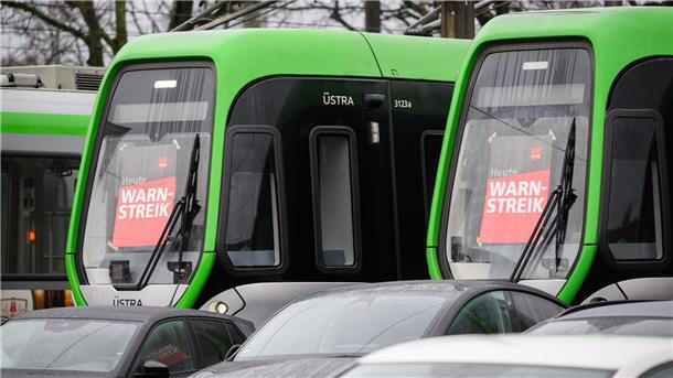 Busse und Bahnen bleiben wegen Warnstreiks im Depot Plakate „Warnstreik“ kleben in den Frontscheiben von Stadtbahnen der Hannoverschen Verkehrsbetriebe Üstra auf dem Betriebshof Glocksee.