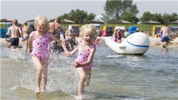 Planschen im Flachwasserbereich ist in der Nordsee-Lagune zurzeit nicht drin. Er ist wegen Coli-Bakterien geschlossen. Der große Badesee ist davon nicht betroffen.
