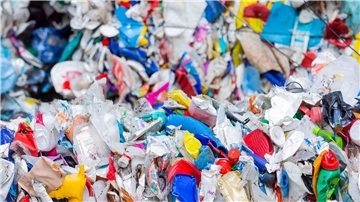 Plastik landet nicht nur auf dem Müll, sondern auch im Körper der Menschen. (Symbolbild)