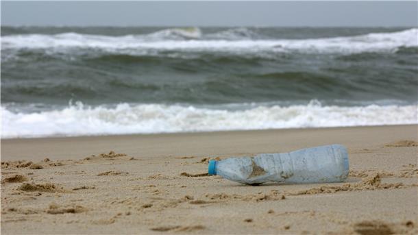 Plastikmüll, angeschwemmt am Sylter Weststrand nach einer stürmischen Nacht.