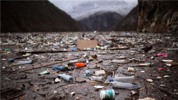 Plastikprodukte landen häufig in der Umwelt. Nun dürfen bestimmte Produkte mit Mikroplastik in der EU nicht mehr verkauft werden.