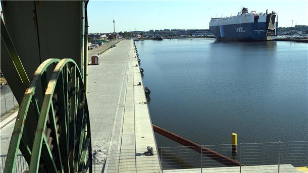 Platz für große Schiffe auf 500 Metern Länge: die neue Westkaje im Kaiserhafen III ist fertig. Über die Baukosten wird ein Gericht entscheiden müssen.