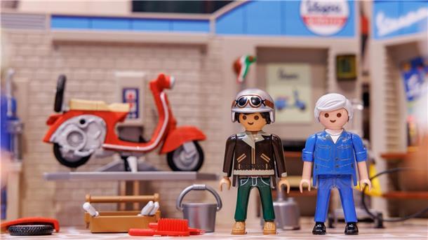 50 Jahre Playmobil - Vom Kinderzimmer zum Sammlerstück Playmobil-Figuren der Vespa-Garage aus der Kidult-Reihe von Playmobil.