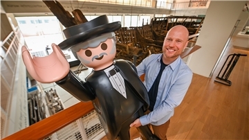 Playmobil wird im Juni das Deutsche Schifffahrtsmuseum erobern. Künstler Oliver Schaffer wird die Hansekogge in seiner Spielewelt zum Leben erwecken.