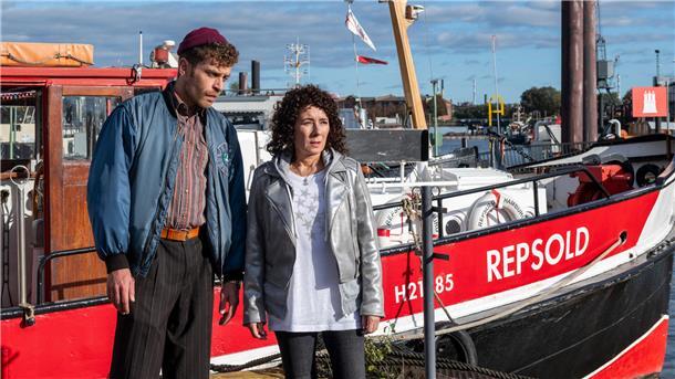 Plötzlich ist die "Repsold", mit der Dirk Matthies vor Jahren aufs Meer gezogen ist, wieder in Hamburg. Harry Möller (Maria Ketikidou, r.) und Nils Sanchez (Enrique Fiß, l.) können sich das (noch) nicht erklären.