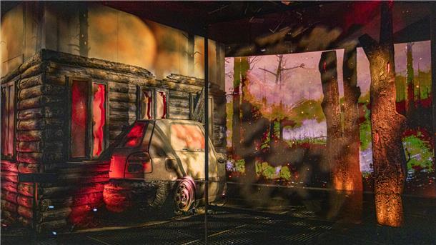 Plötzlich steht der Wald in Flammen und mit ihm ein Blockhaus und ein Fahrzeug: Auch das ist in der Extremwetter-Simulation anschaulich zu sehen.