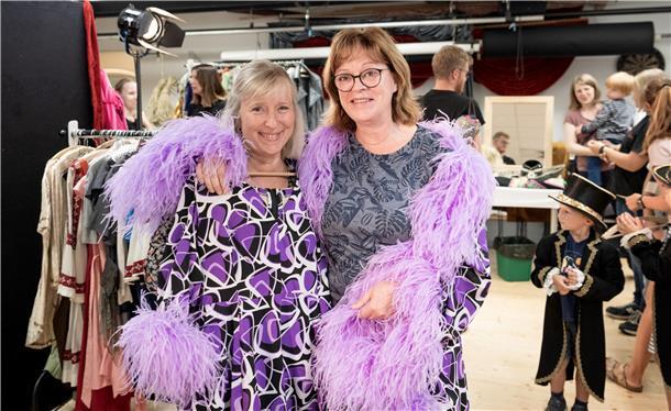 Plötzlich Zwilling? In der Schneiderei kann das mit Hilfe identischer Outfits ausprobiert werden - quasi als Vorgriff auf die Vorweihnachtsaufführung „Das doppelte Lottchen“. Sonja Wilshusen und Dagmar Weber machen bei dem Spaß mit.