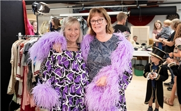 Plötzlich Zwilling? In der Schneiderei kann das mit Hilfe identischer Outfits ausprobiert werden - quasi als Vorgriff auf die Vorweihnachtsaufführung „Das doppelte Lottchen“. Sonja Wilshusen und Dagmar Weber machen bei dem Spaß mit.