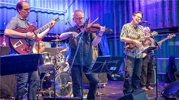Maritime Tage in Bremerhaven: An den Bühnen wird gefeiert - die besten Party-Fotos Plums´n´Dogs überzeugten auf der Containerbühne mit ihren Instrumenten und lebendiger Folkmusik.