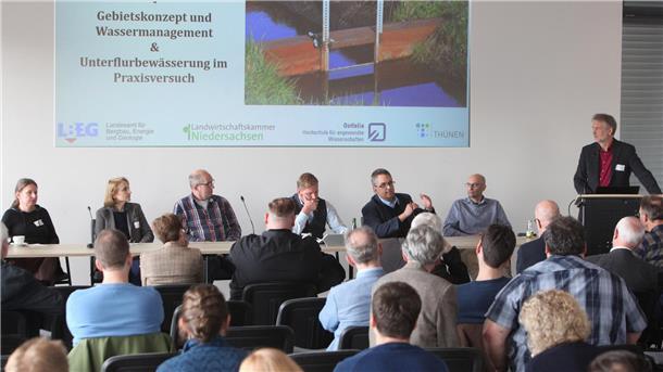 Podiumsdiskussion zum Abschluss des zweiten Teils des Projektes Gnarrenburger Moor im Gnarrenburger Bürgerhaus mit (von rechts) Dr. Heinrich Höper (LBEG), Colja Beyer (3N Kompetenzzentrum), Prof. Dr.-Ing. Klaus Röttcher (Ostfalia), Bürgermeister Marc Breitenfeld (Gemeinde Gnarrenburg), Landwirt Bernd Kück, Dr. Anne Lammen-Ewers (Nds. Landwirtschaftsministerium) und Dr. Bärbel Tiemeyer (Thünen-Institut).