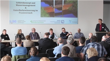 Podiumsdiskussion zum Abschluss des zweiten Teils des Projektes Gnarrenburger Moor im Gnarrenburger Bürgerhaus mit (von rechts) Dr. Heinrich Höper (LBEG), Colja Beyer (3N Kompetenzzentrum), Prof. Dr.-Ing. Klaus Röttcher (Ostfalia), Bürgermeister Marc Breitenfeld (Gemeinde Gnarrenburg), Landwirt Bernd Kück, Dr. Anne Lammen-Ewers (Nds. Landwirtschaftsministerium) und Dr. Bärbel Tiemeyer (Thünen-Institut).