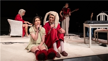 Poetische Musik erklingt bei „Alice im Wunderland“ mit (vorne) Meike Hoßbach (Alice), Janek Biedermann (Lewis Hase) sowie Ulrich Faßnacht (Mrs. Oruga) und Coco Plümer (Lua Grinsekatze)