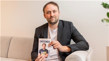 Poetry-Slammer aus der Wurster Nordseeküste, Adrian „Credo“ Scholz, stellt am 25. Februar sein Buch vor.