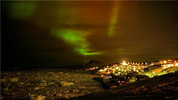 Bilder des Tages Polarlichter leuchten am frühen Donnerstagmorgen am Himmel über Häusern in Nuuk, Grönland.