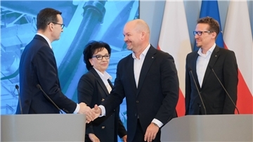 Polens Ministerpräsident Mateusz Morawiecki (l-r), Sejm-Sprecherin Elzbieta Witek und die Mercedes-Vorstände Jörg Burzer und Mathias Geisen in Warschau.