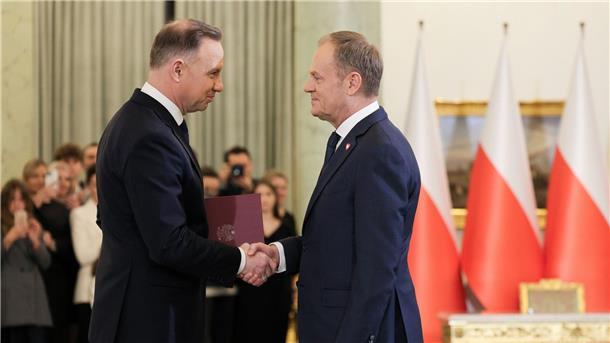 Polens Präsident Andrzej Duda (l.)  ernennt Donald Tusk zum Ministerpräsidenten in der neuen Regierung.