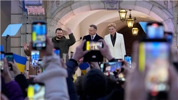 Polens Präsident Andrzej Duda (M) und seine Frau Agata Kornhauser-Duda haben den ukrainischen Staatschef Wolodymyr Selenskyj in Warschau empfangen.