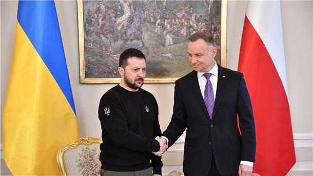 Selenskyj beschwört ukrainisch-polnische Brüderschaft Polens Präsident Andrzej Duda (r) empfängt seinen ukrainischen Amtskollegen Wolodymyr Selenskyj in Warschau.