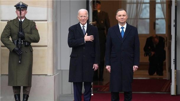 US-Präsident Biden warnt Putin vor Angriff auf Nato Polens Präsident Andrzej Duda (r) empfängt US-Präsident Joe Biden in Warschau. Biden ist nach seinem Besuch in der Ukraine nach Polen weitergereist.