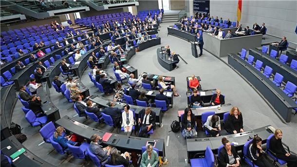 AfD-Eklat im Bundestag bei Debatte über Srebrenica Politiker der Linken und der SPD drehen AfD-Redner Martin Sichert demonstrativ den Rücken zu.