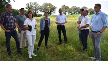 Politiker und Verbandsvertreter waren zum Teil aus Hannover angereist, um sich das Modellprojekt für mehr Naturschutz an der Grove anzuschauen, darunter die BUND-Landesvorsitzende Susanne Gerstner (dritte von links), Niedersachsens Landwirtschaftsministerin Miriam Staudte (vierte von links) und der Vizepräsident des Landvolks, Hubertus Berges (dritter von rechts).