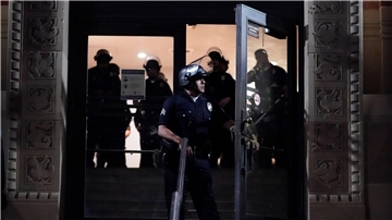 Polizei auf dem UCLA-Campus in der Nähe eines von pro-palästinensischen Demonstranten errichteten Lagers.